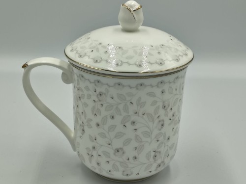 Porcelanowy Kubek z zaparzaczem i pokrywką 400ml