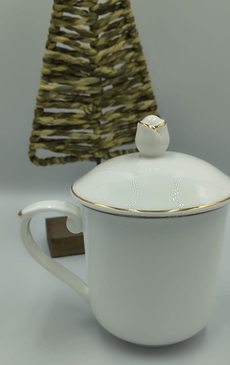 Kubek ceramiczny z zaprzaczem i pokrywką